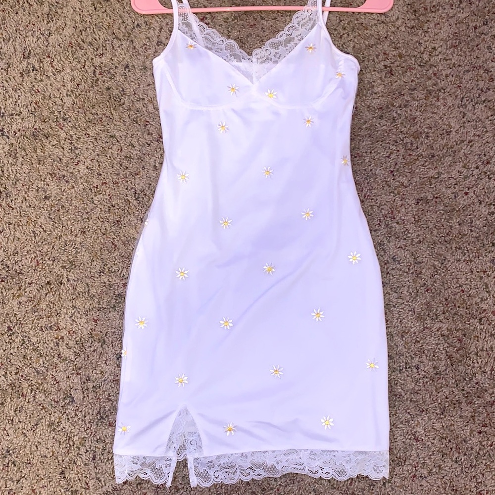 S White mini dress with daisies